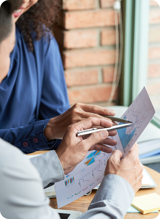 Donna che lavora con documenti finanziari